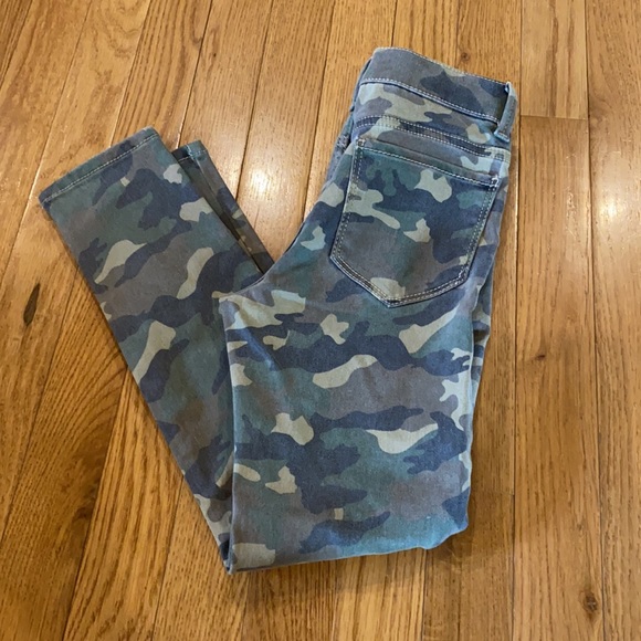 Brand New!! Camo Jeans!! - Picture 3 of 3